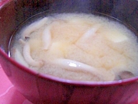 豆腐とキノコの味噌汁
